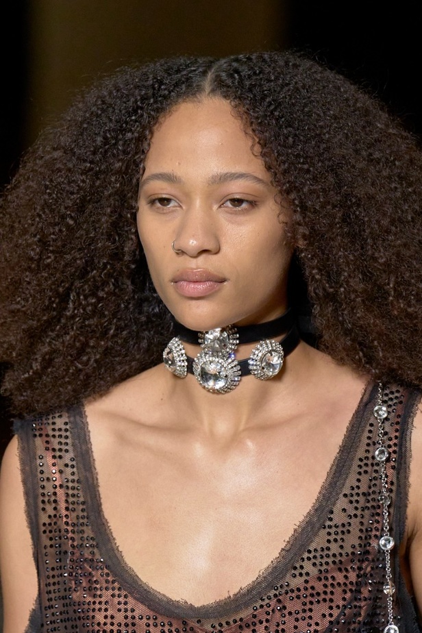 اطلالات جمالية من عرض أزياء Miu Miu لموسم خريف 2022