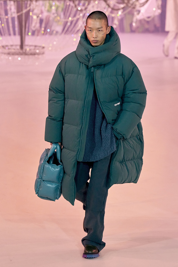 من عرض أزياء Off White لموسم خريف 2022