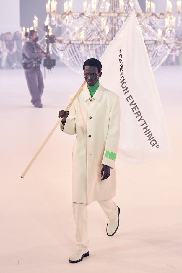 من عرض أزياء Off White لموسم خريف 2022