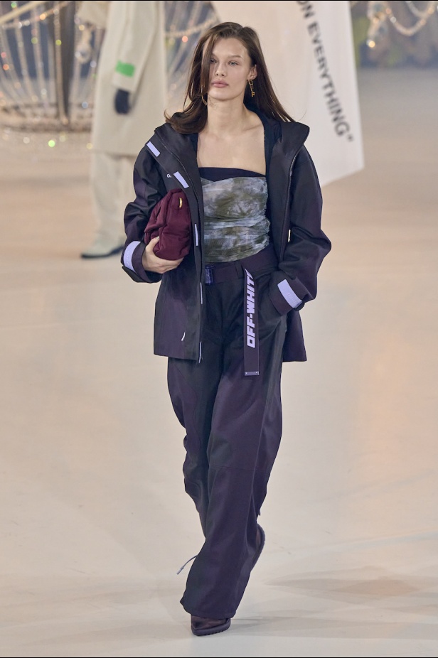 من عرض أزياء Off White لموسم خريف 2022