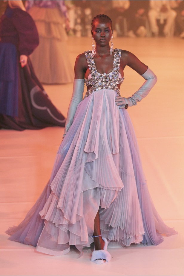 من عرض أزياء Off White لموسم خريف 2022