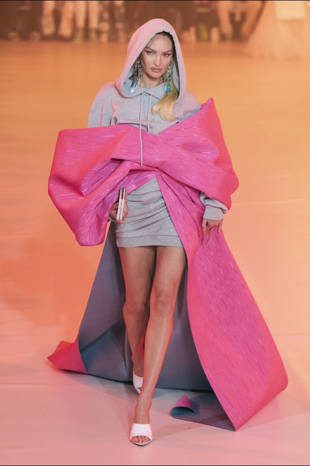 من عرض أزياء Off White لموسم خريف 2022