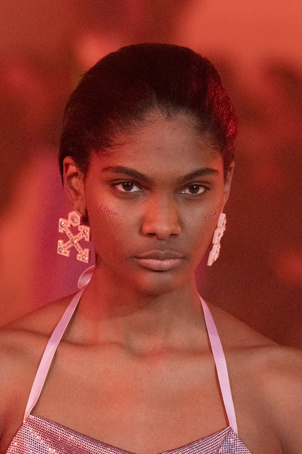 عرض أزياء Off White من أول العروض في باريس يخطف الأنظار بحضور أشهر العارضات