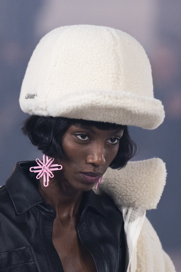 عرض أزياء Off White من أول العروض في باريس يخطف الأنظار بحضور أشهر العارضات