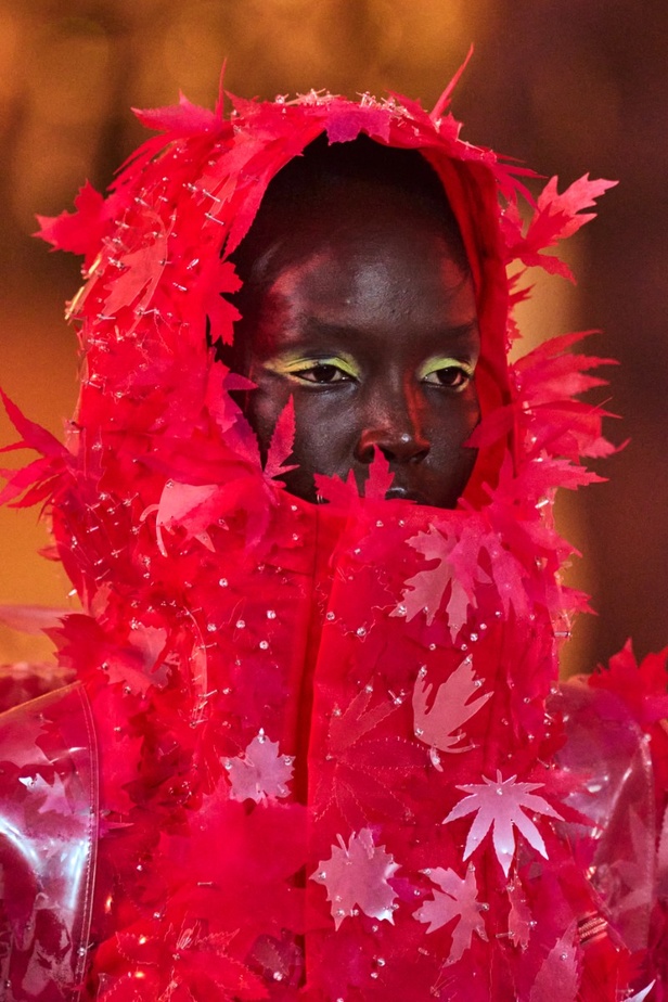 اطلالات جمالية من عرض أزياء Off White لموسم خريف 2022