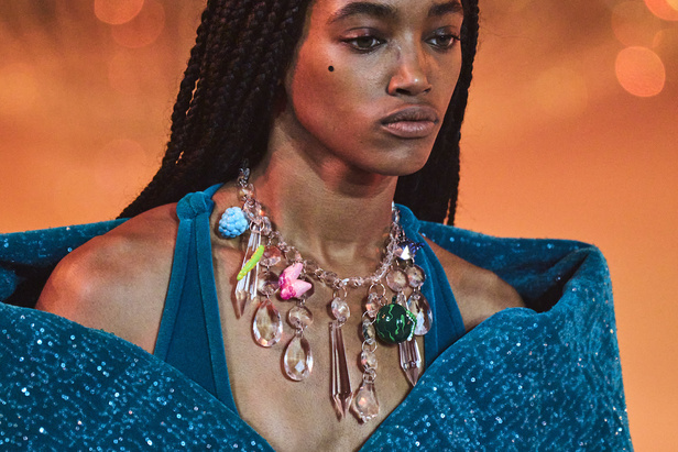 عرض أزياء Off White من أول العروض في باريس يخطف الأنظار بحضور أشهر العارضات