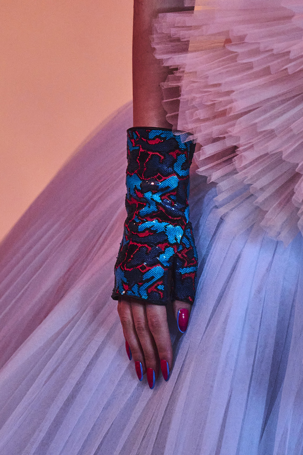 عرض أزياء Off White من أول العروض في باريس يخطف الأنظار بحضور أشهر العارضات