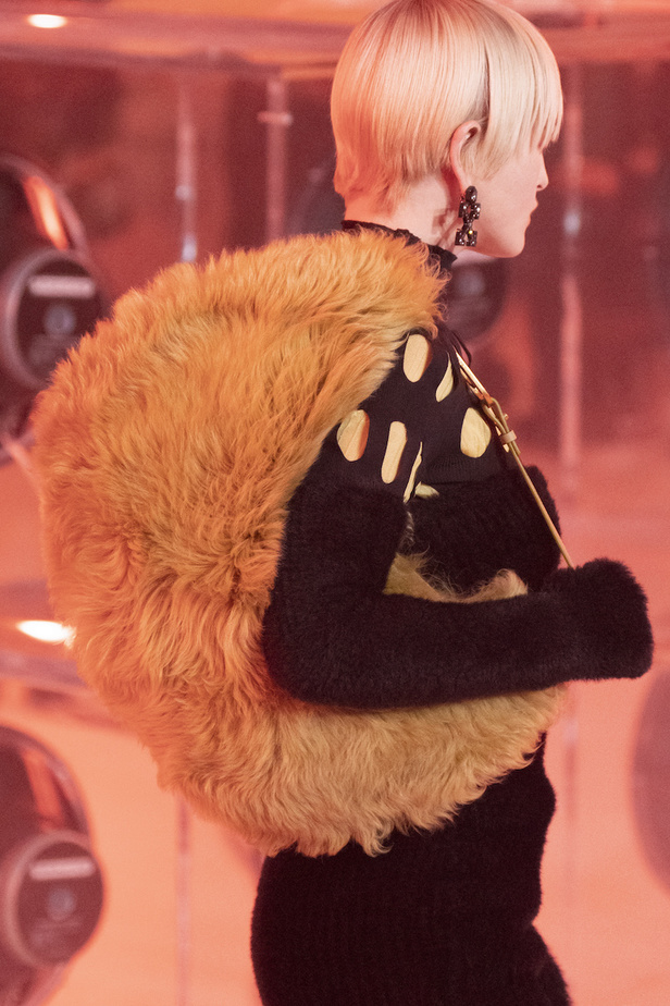 عرض أزياء Off White من أول العروض في باريس يخطف الأنظار بحضور أشهر العارضات