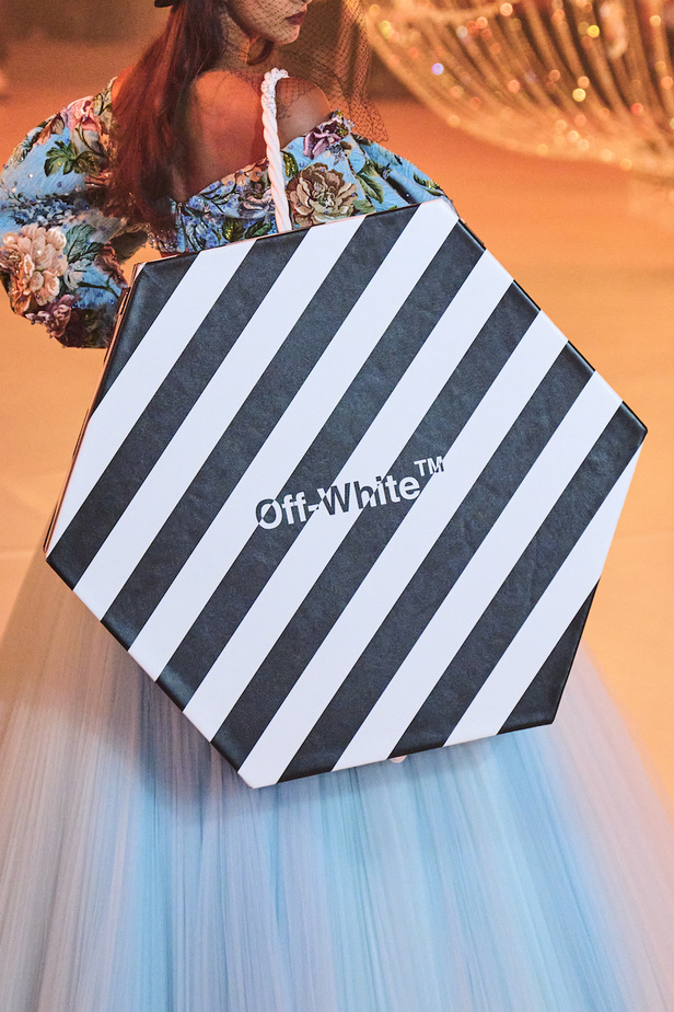 عرض أزياء Off White من أول العروض في باريس يخطف الأنظار بحضور أشهر العارضات