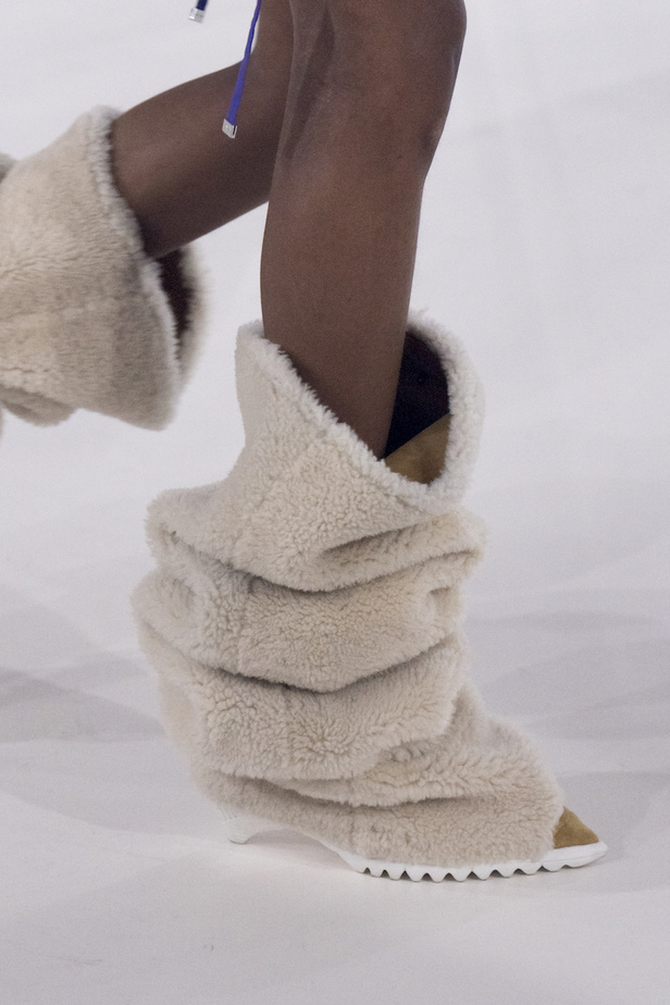 عرض أزياء Off White من أول العروض في باريس يخطف الأنظار بحضور أشهر العارضات