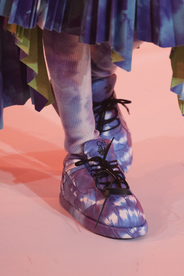 عرض أزياء Off White من أول العروض في باريس يخطف الأنظار بحضور أشهر العارضات