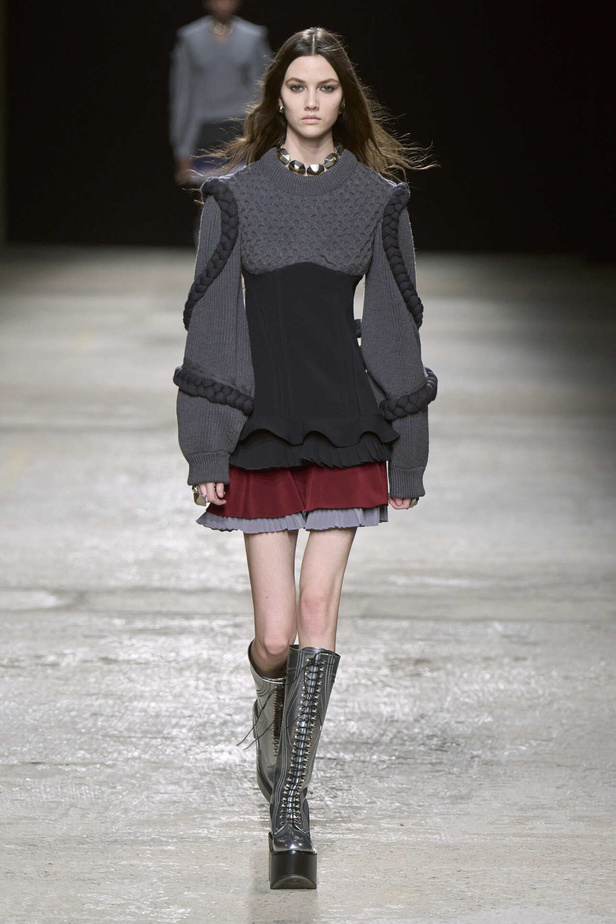 عرض أزياء مجموعة Ports 1961 لموسم خريف وشتاء 2022 في ميلانو