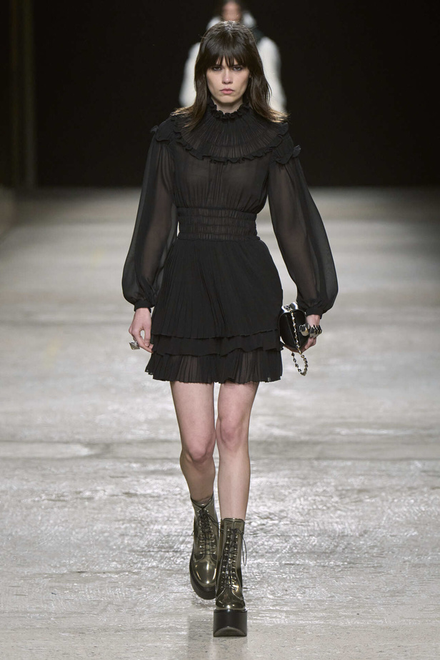 عرض أزياء مجموعة Ports 1961 لموسم خريف وشتاء 2022 في ميلانو