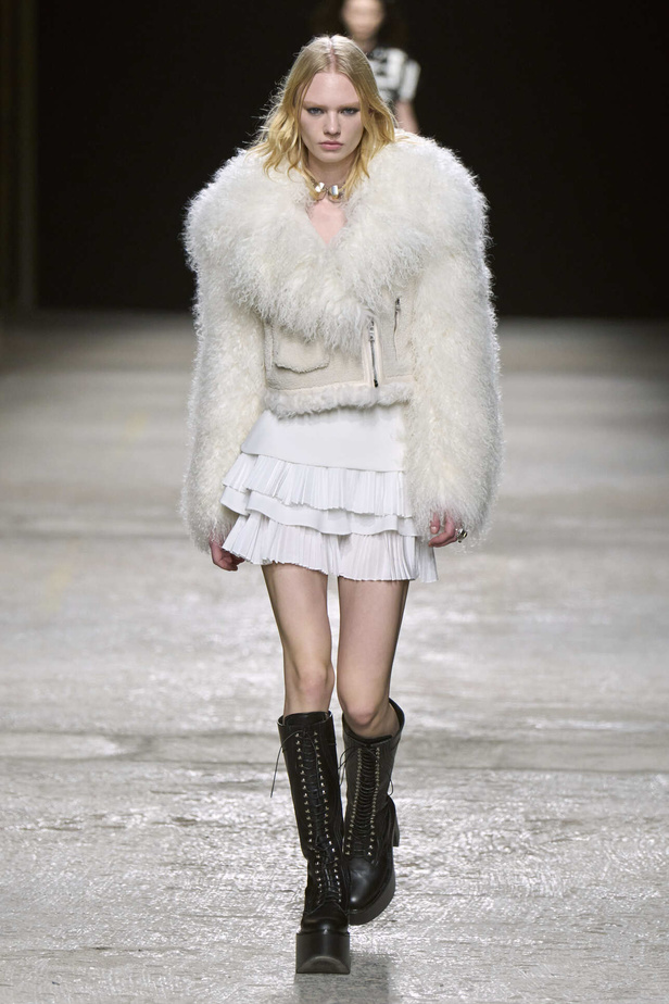 عرض أزياء مجموعة Ports 1961 لموسم خريف وشتاء 2022 في ميلانو