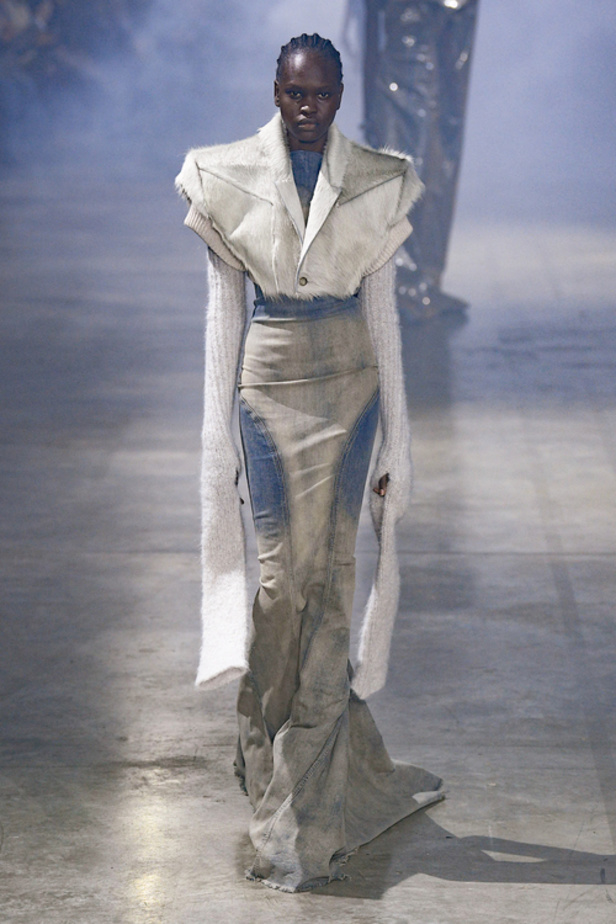 عرض أزياء مجموعة Rick Owens لموسم خريف وشتاء 2022 في باريس