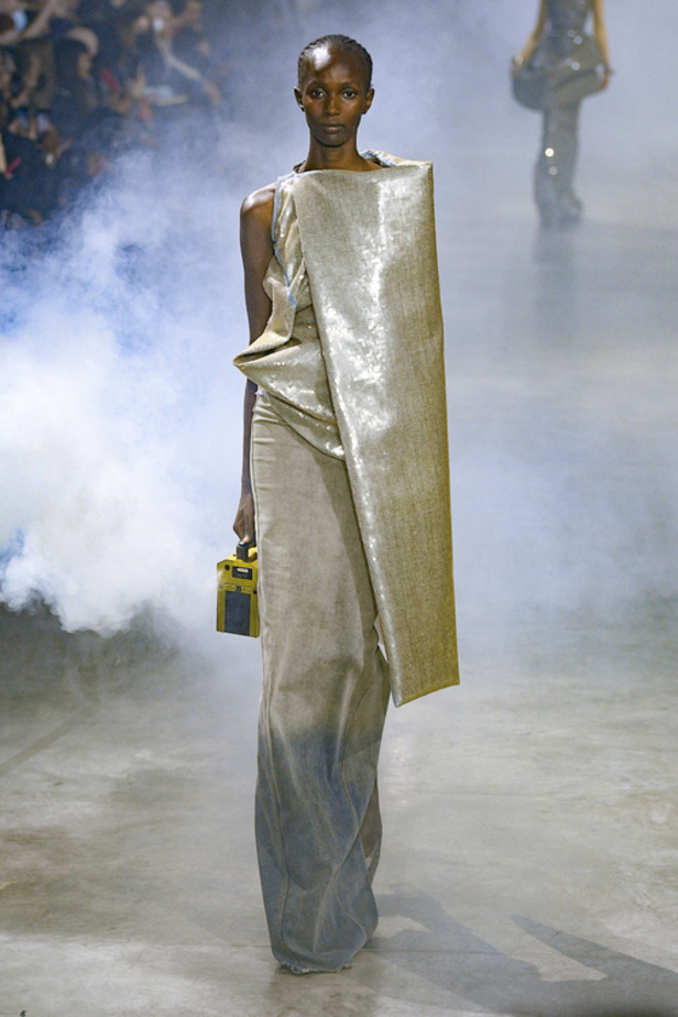 عرض أزياء مجموعة Rick Owens لموسم خريف وشتاء 2022 في باريس