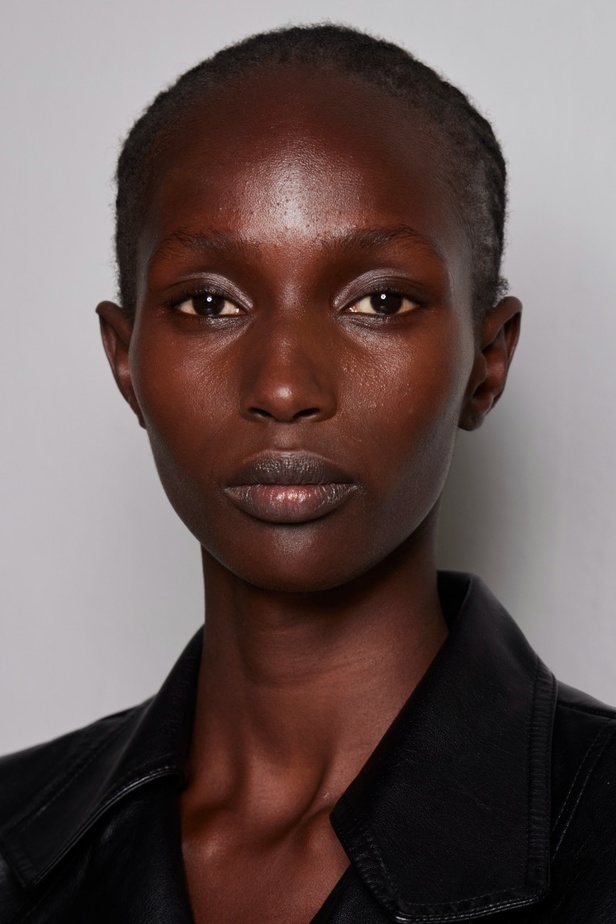 اطلالات جمالية في عرض أزياء مجموعة Rick Owens لموسم خريف وشتاء 2022 