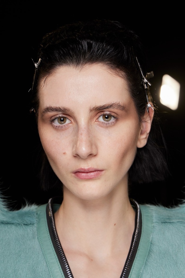 اطلالات جمالية في عرض أزياء مجموعة Rick Owens لموسم خريف وشتاء 2022 