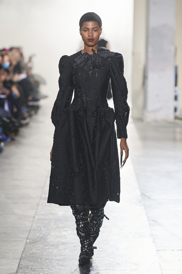 عرض أزياء Rochas  للملابس الجاهزة لخريف وشتاء 2022