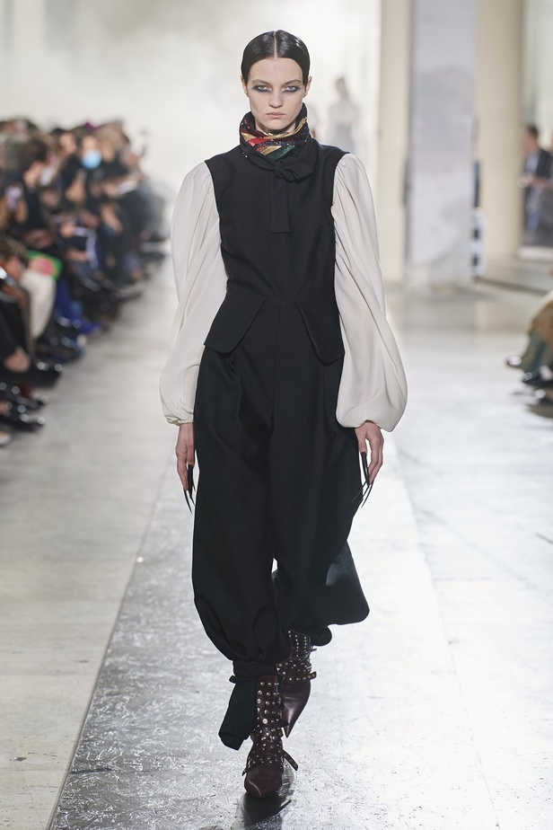 عرض أزياء Rochas  للملابس الجاهزة لخريف وشتاء 2022