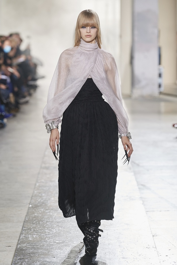 عرض أزياء Rochas  للملابس الجاهزة لخريف وشتاء 2022