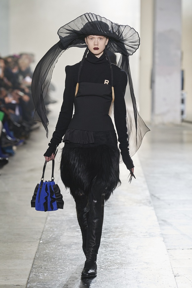 عرض أزياء Rochas  للملابس الجاهزة لخريف وشتاء 2022