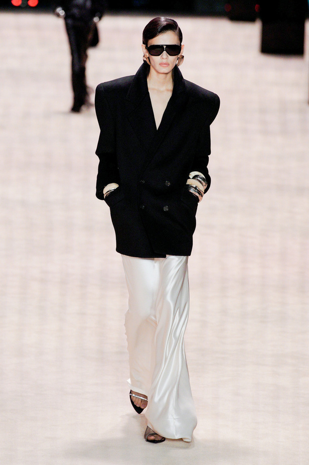 عرض أزياء Saint Laurent لشتاء 2022 بين كلاسيكية الألوان وجرأة الأقمشة  