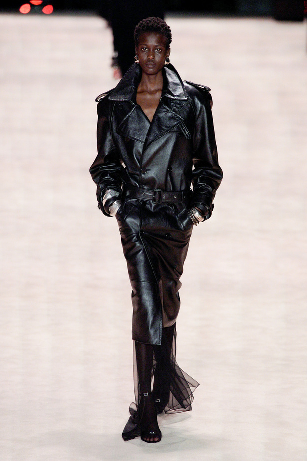 عرض أزياء Saint Laurent لشتاء 2022 بين كلاسيكية الألوان وجرأة الأقمشة  