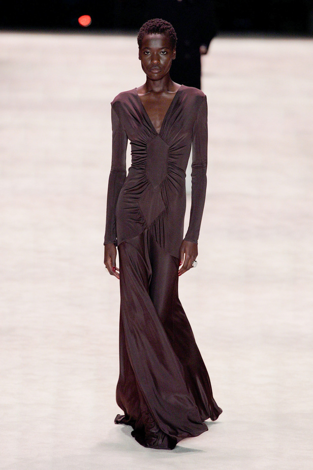 عرض أزياء Saint Laurent لشتاء 2022 بين كلاسيكية الألوان وجرأة الأقمشة  