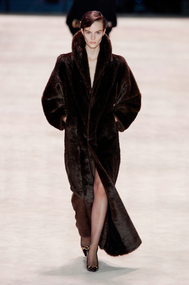 عرض أزياء Saint Laurent لشتاء 2022 بين كلاسيكية الألوان وجرأة الأقمشة  