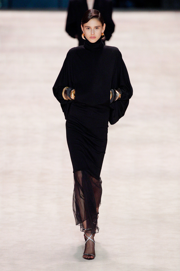 عرض أزياء Saint Laurent لشتاء 2022 بين كلاسيكية الألوان وجرأة الأقمشة  