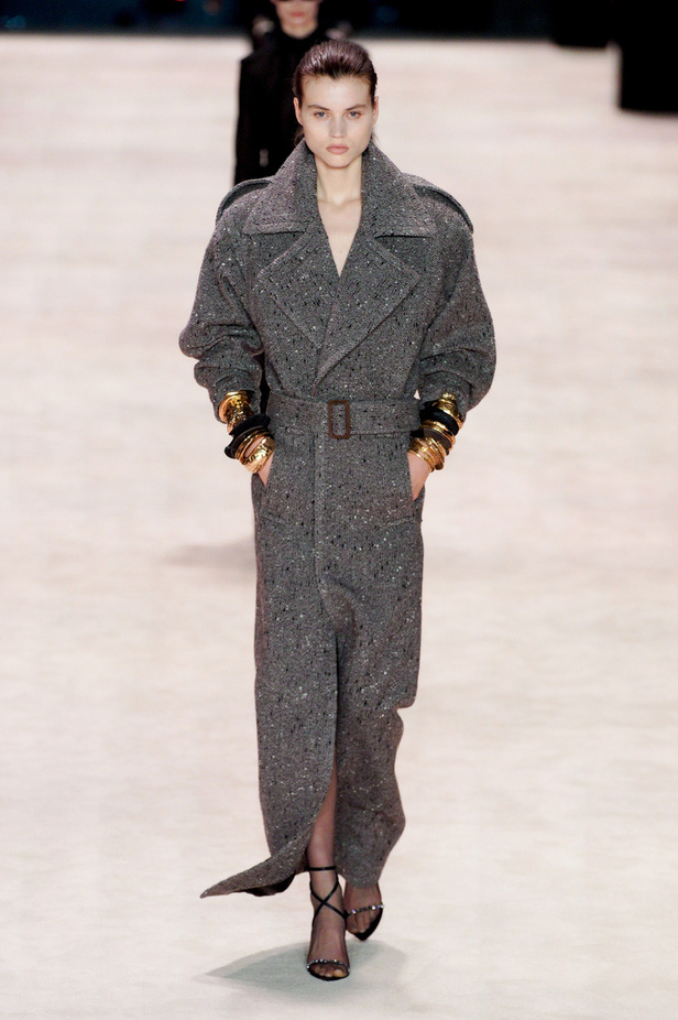 عرض أزياء Saint Laurent لشتاء 2022 بين كلاسيكية الألوان وجرأة الأقمشة  