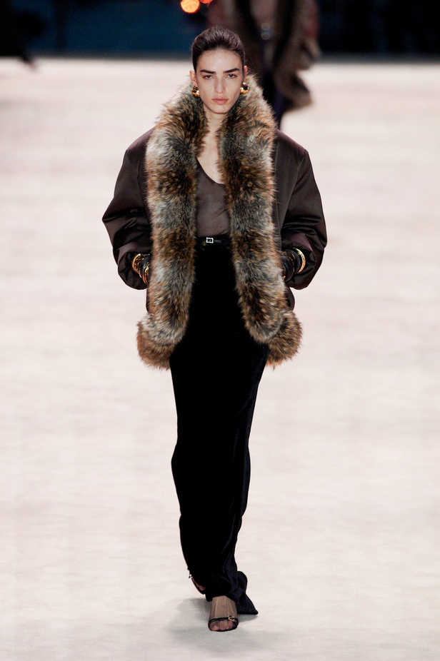 عرض أزياء Saint Laurent لشتاء 2022 بين كلاسيكية الألوان وجرأة الأقمشة  