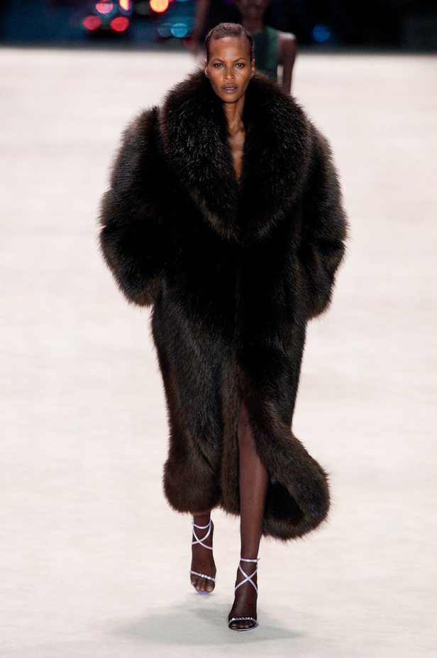 عرض أزياء Saint Laurent لشتاء 2022 بين كلاسيكية الألوان وجرأة الأقمشة  