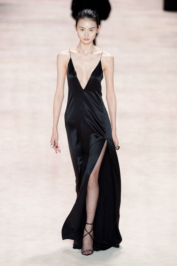 عرض أزياء Saint Laurent لشتاء 2022 بين كلاسيكية الألوان وجرأة الأقمشة  