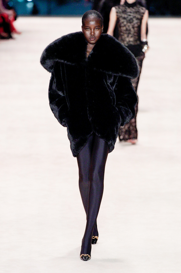 عرض أزياء Saint Laurent لشتاء 2022 بين كلاسيكية الألوان وجرأة الأقمشة  