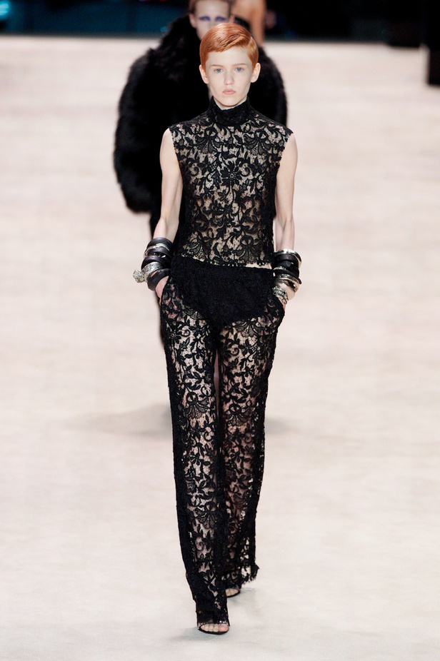 عرض أزياء Saint Laurent لشتاء 2022 بين كلاسيكية الألوان وجرأة الأقمشة  