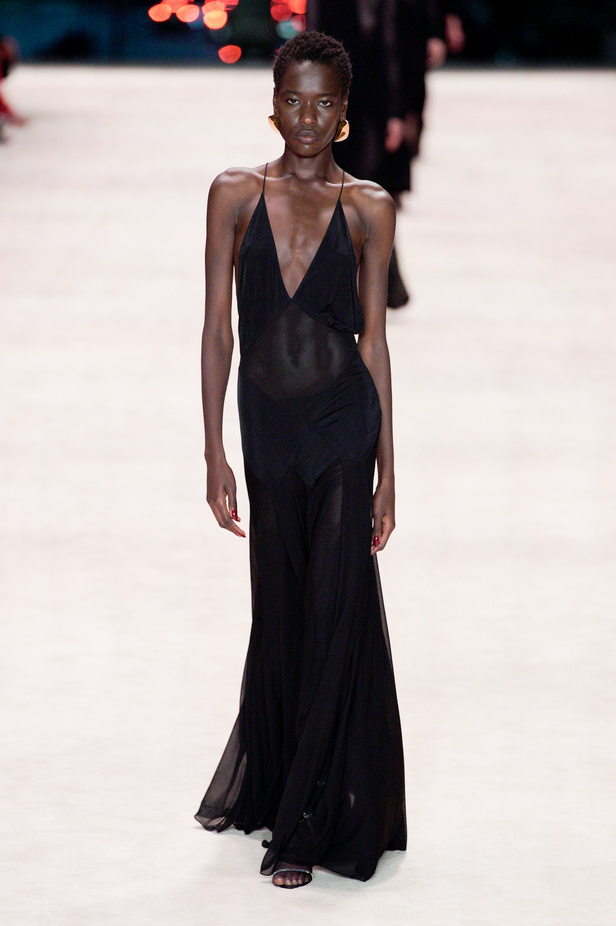 عرض أزياء Saint Laurent لشتاء 2022 بين كلاسيكية الألوان وجرأة الأقمشة  