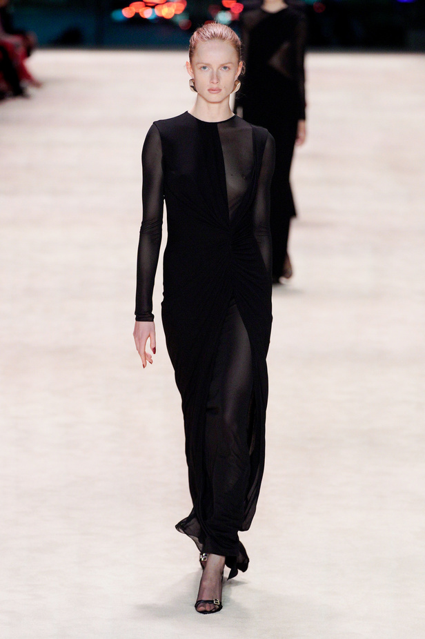 عرض أزياء Saint Laurent لشتاء 2022 بين كلاسيكية الألوان وجرأة الأقمشة  