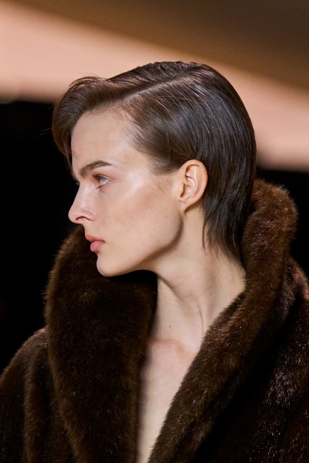 اطلالات جمالية من مجموعة Saint Laurent لخريف وشتاء 2022 
