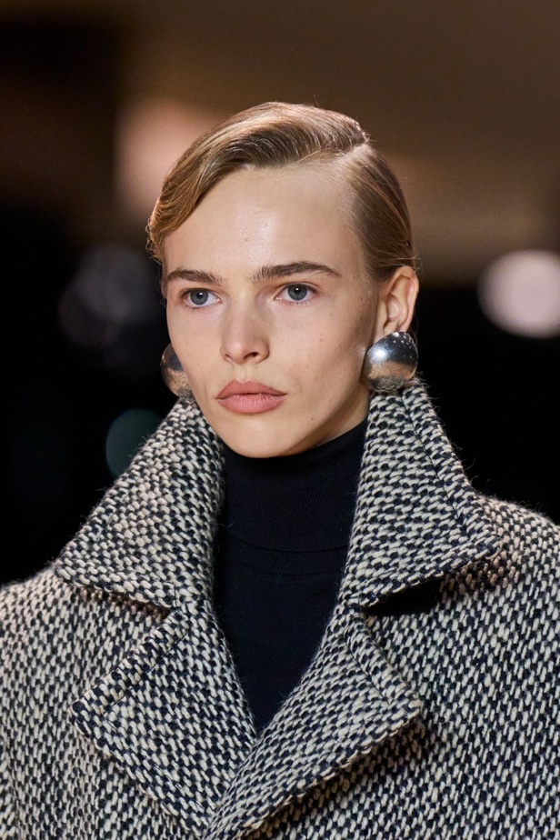 اطلالات جمالية من مجموعة Saint Laurent لخريف وشتاء 2022 