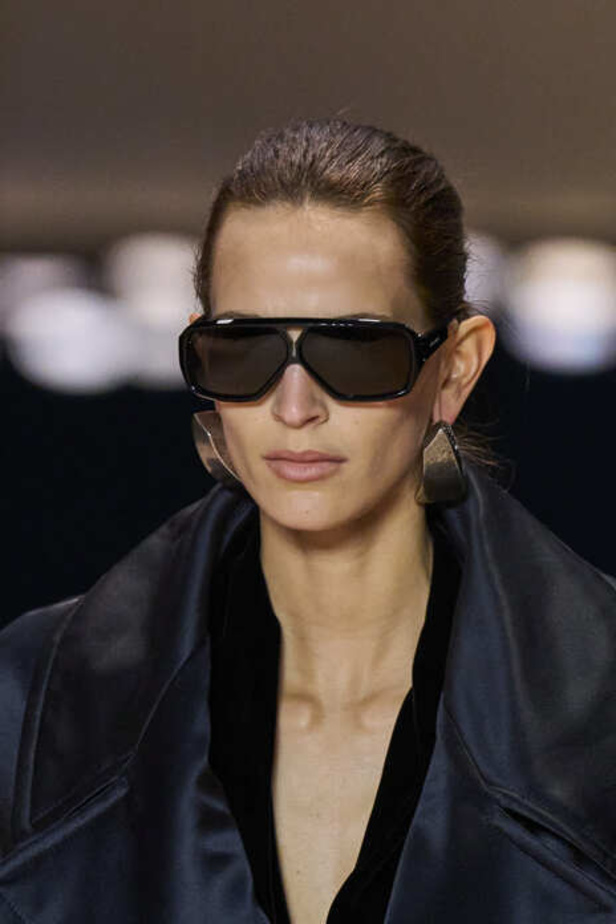 عرض أزياء Saint Laurent لشتاء 2022 بين كلاسيكية الألوان وجرأة الأقمشة  