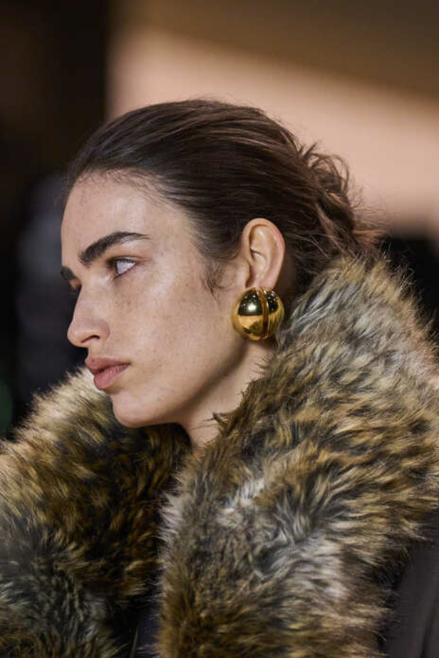 عرض أزياء Saint Laurent لشتاء 2022 بين كلاسيكية الألوان وجرأة الأقمشة  