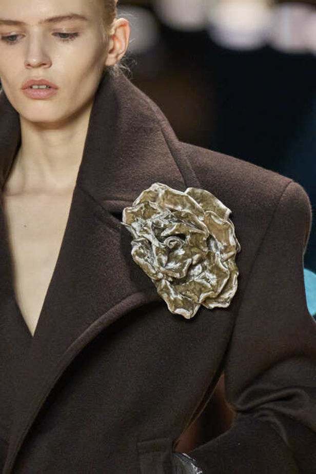 عرض أزياء Saint Laurent لشتاء 2022 بين كلاسيكية الألوان وجرأة الأقمشة  