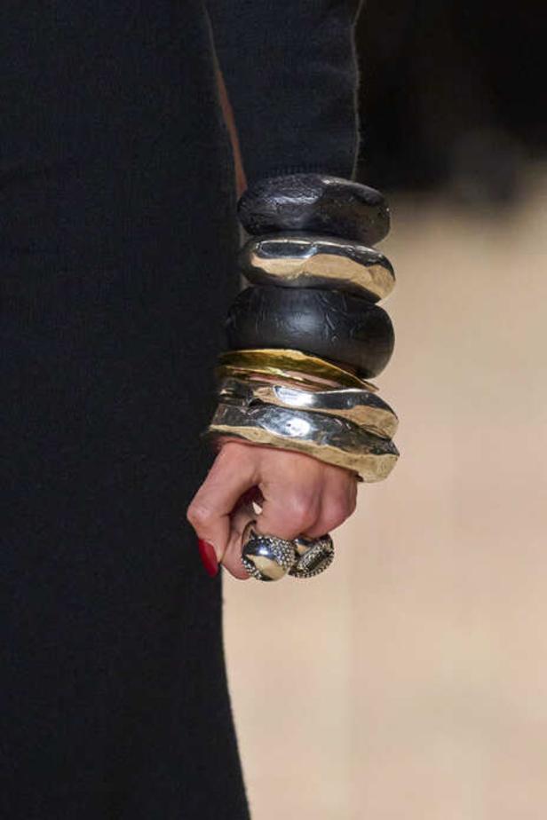 عرض أزياء Saint Laurent لشتاء 2022 بين كلاسيكية الألوان وجرأة الأقمشة  