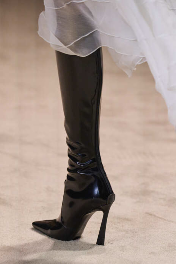 عرض أزياء Saint Laurent لشتاء 2022 بين كلاسيكية الألوان وجرأة الأقمشة  