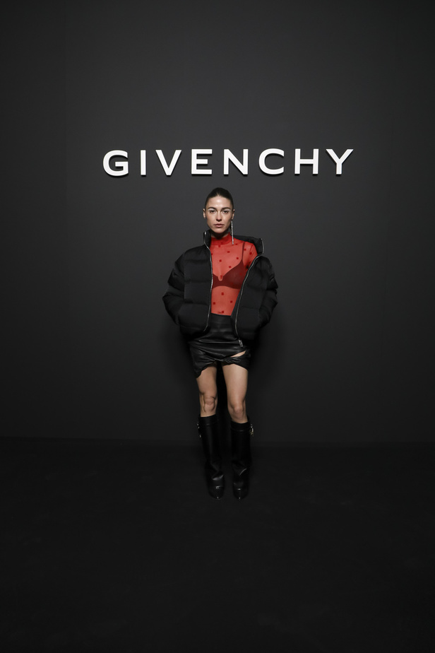 لمسات الكشكش واللؤلؤ تزيّن مجموعة أزياء Givenchy لخريف وشتاء 2022