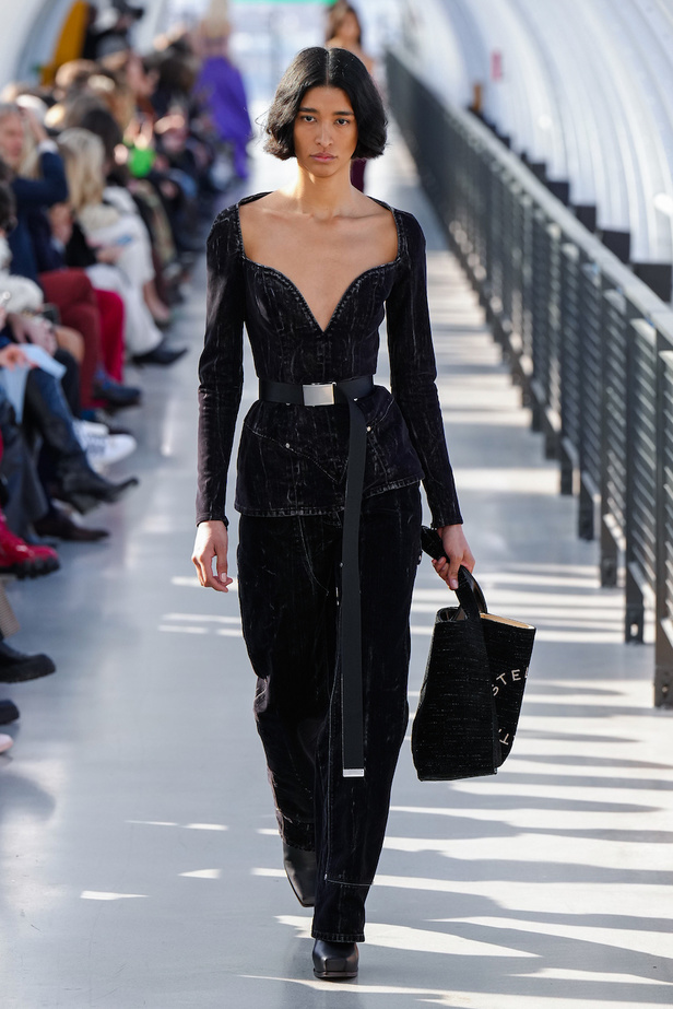 عرض أزياء Stella McCartney لموسم خريف 2022