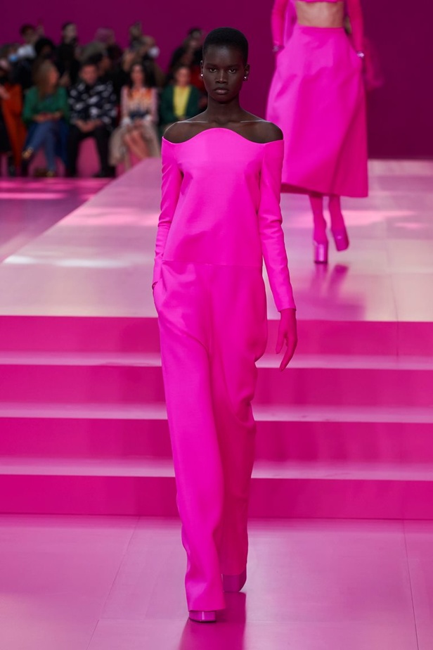 مجموعة Valentino لخريف وشتاء 2022 لون جديد وتقنيات مبهرة