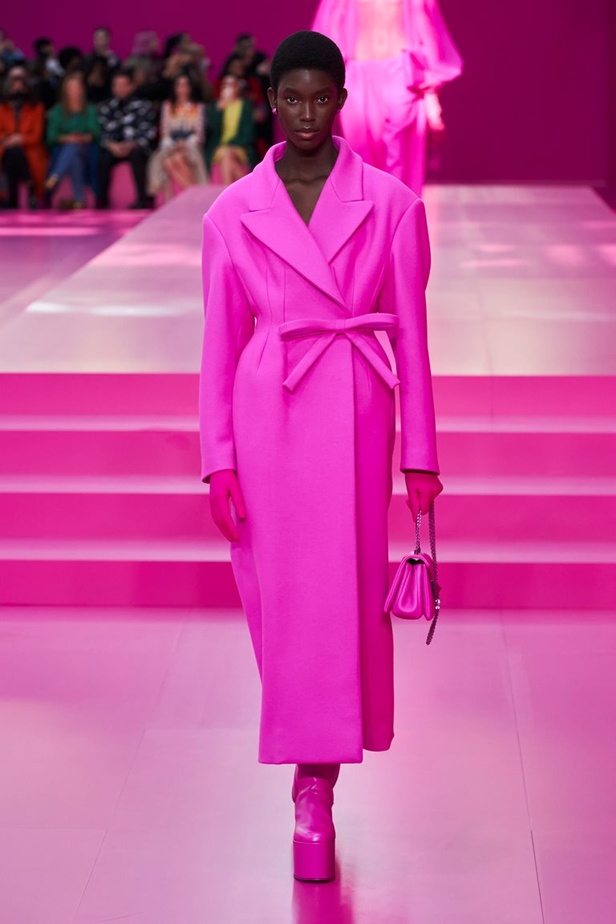 مجموعة Valentino لخريف وشتاء 2022 لون جديد وتقنيات مبهرة